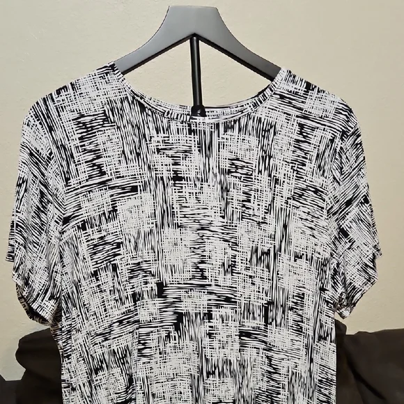 Nine West Black and White Patterned Short Sleeve Top - Picture 2 of 6